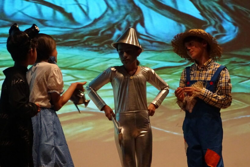 Dsc02978 scaled &bull; ¡nos vamos al teatro! Primaria representa el musical el mago de oz
