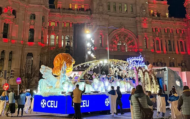 El ceu participa en la cabalgata de reyes con un homenaje a los maestros