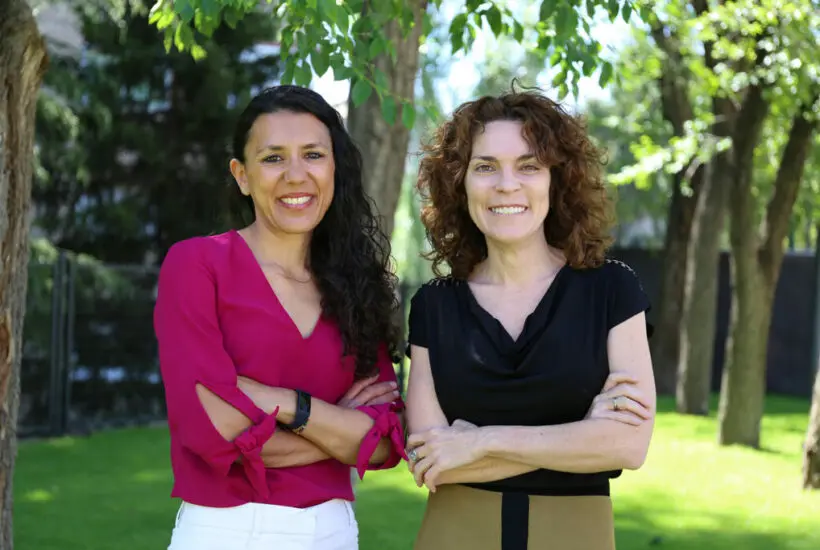 Tamara Vazquez Barrio y Rebeca Suarez Alvarez 1024x683 &bull; Los padres pasan de un mayor control a ser dialogantes en la educación digital de los hijos